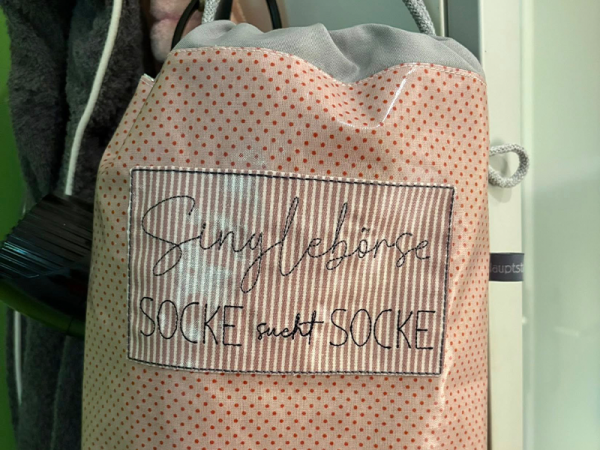 Singlebörse, Socke sucht Socke Spruch - redwork Stickdatei